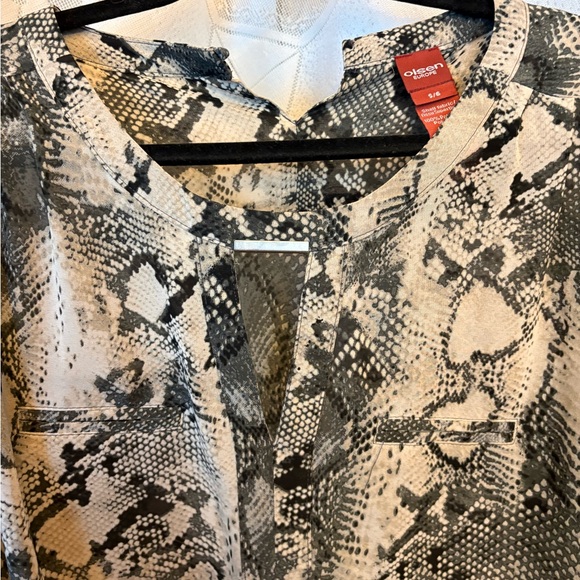 Chic Snakeskin Print Blouse - Picture 3 of 7